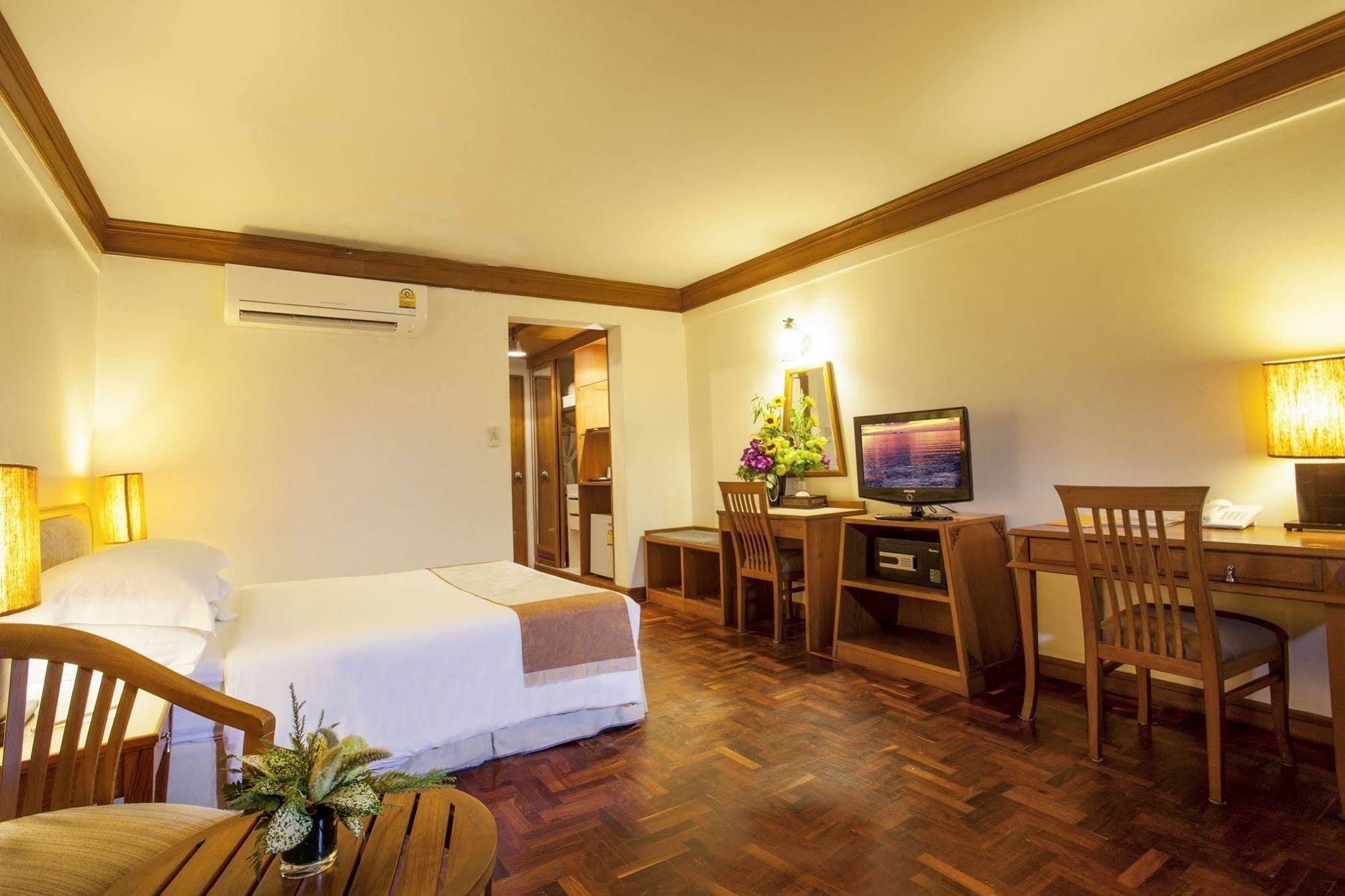 Safari Beach Hotel Patong Exteriör bild